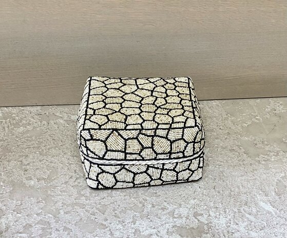 a. Offermand black- creme M