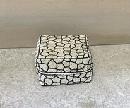 a. Offermand black- creme S